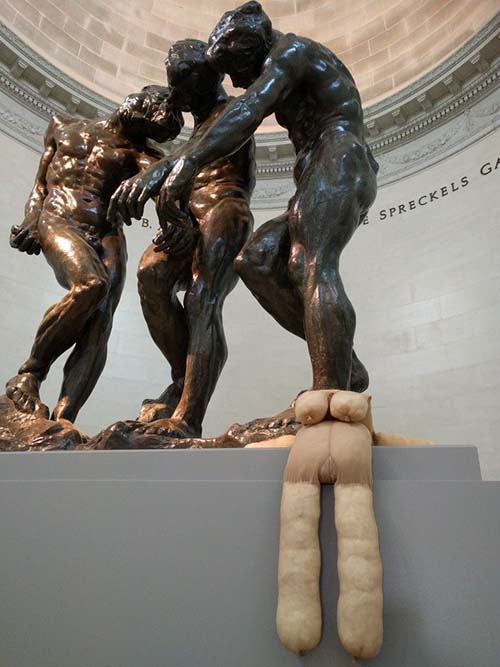 Произведения Сары Лукас контрастируют со скульптурами Огюста Родена. Провокационная мужественность ее художественного стиля.