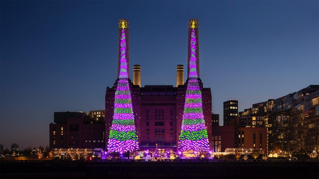 David Hockney illumine la centrale électrique de Battersea à Londres avec des arbres de Noël numériques