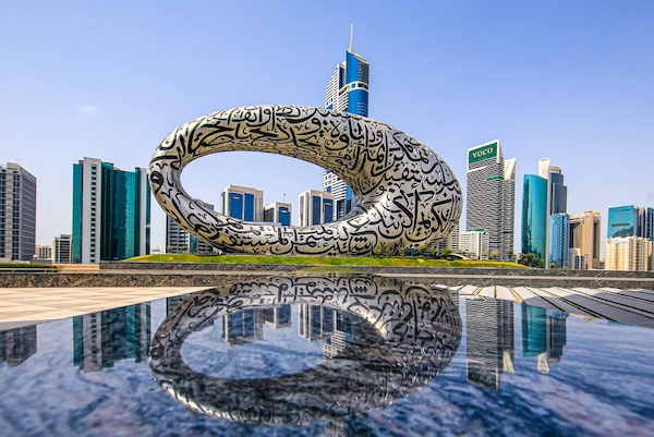 Цифровые технологии и Metaverse в искусстве, представленные в Дубае, городе будущего