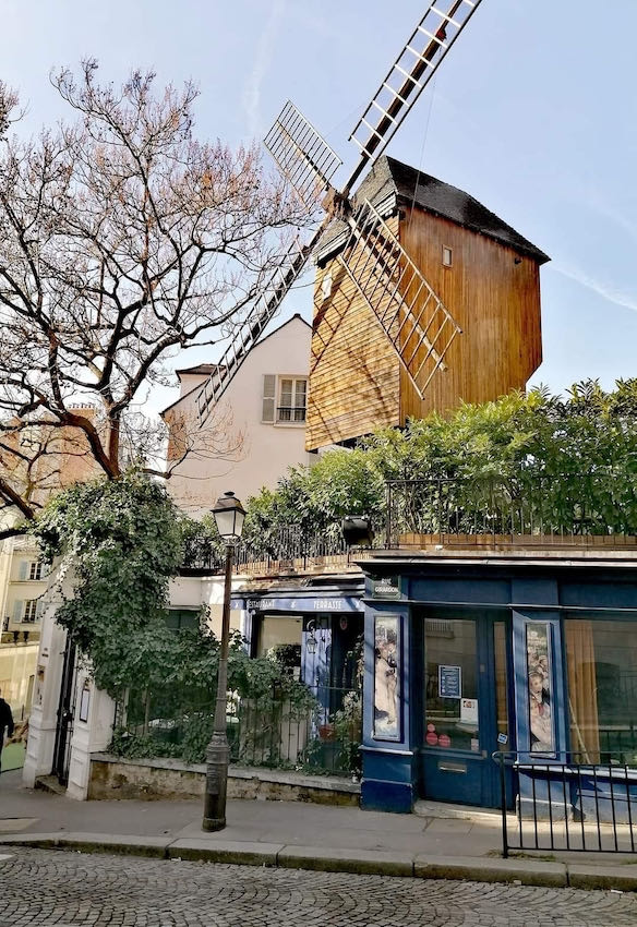 Le Moulin à Poivre de Montmartre de nos jours | Article on ArtWizard