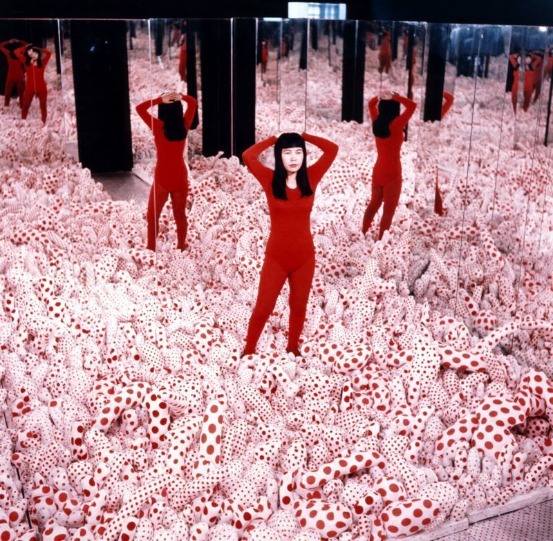 Yayoi Kusama, The Infinite Room of Mirrors - Phallus Field, 1965 | Article on ArtWizard